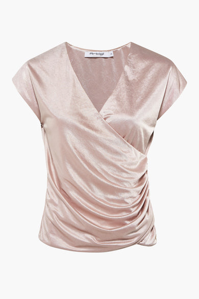 Beige blouse met korte mouwen van ARTIGLI, gedrapeerd aan de voorkant met een overslag-effect.