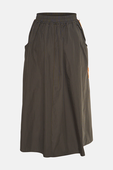 Jupe kaki mi-longue d'ADORE, à rayures subtiles, avec une taille élastique et des détails orange décoratifs.
