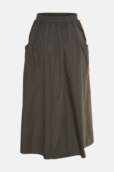 Jupe kaki mi-longue d'ADORE, à rayures subtiles, avec une taille élastique et des détails orange décoratifs.