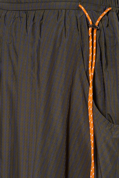 Jupe kaki ADORE avec motif rayé vertical, cordon de serrage orange et poche latérale.