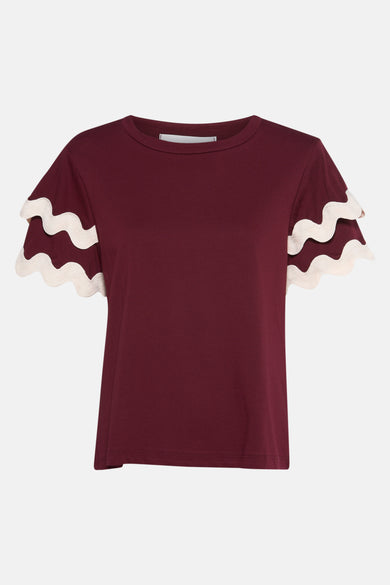 T-shirt bordeaux à manches courtes de AMELIE ET AMELIE, avec détail festonné sur les manches.
