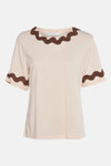 Beige T-shirt met korte mouwen van AMÉLIE ET AMÉLIE, met bruine golvende bies aan de kraag en mouwen.