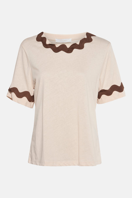 Beige T-shirt met korte mouwen van AMÉLIE ET AMÉLIE, met bruine golvende bies aan de kraag en mouwen.