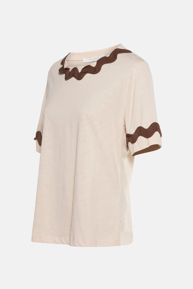 Beige T-shirt met korte mouwen van AMELIE ET AMELIE met bruine golvende details bij de kraag en mouwen.