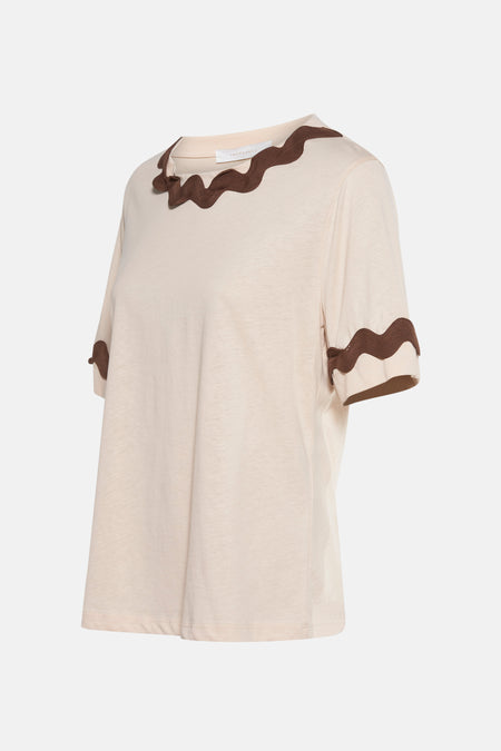 Beige T-shirt met korte mouwen van AMELIE ET AMELIE met bruine golvende details bij de kraag en mouwen.