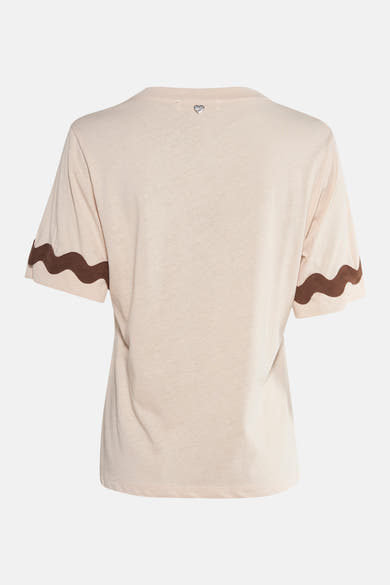 Beige T-shirt met korte mouwen van AMELIE ET AMELIE, met bruine golvende randen, achterkant.