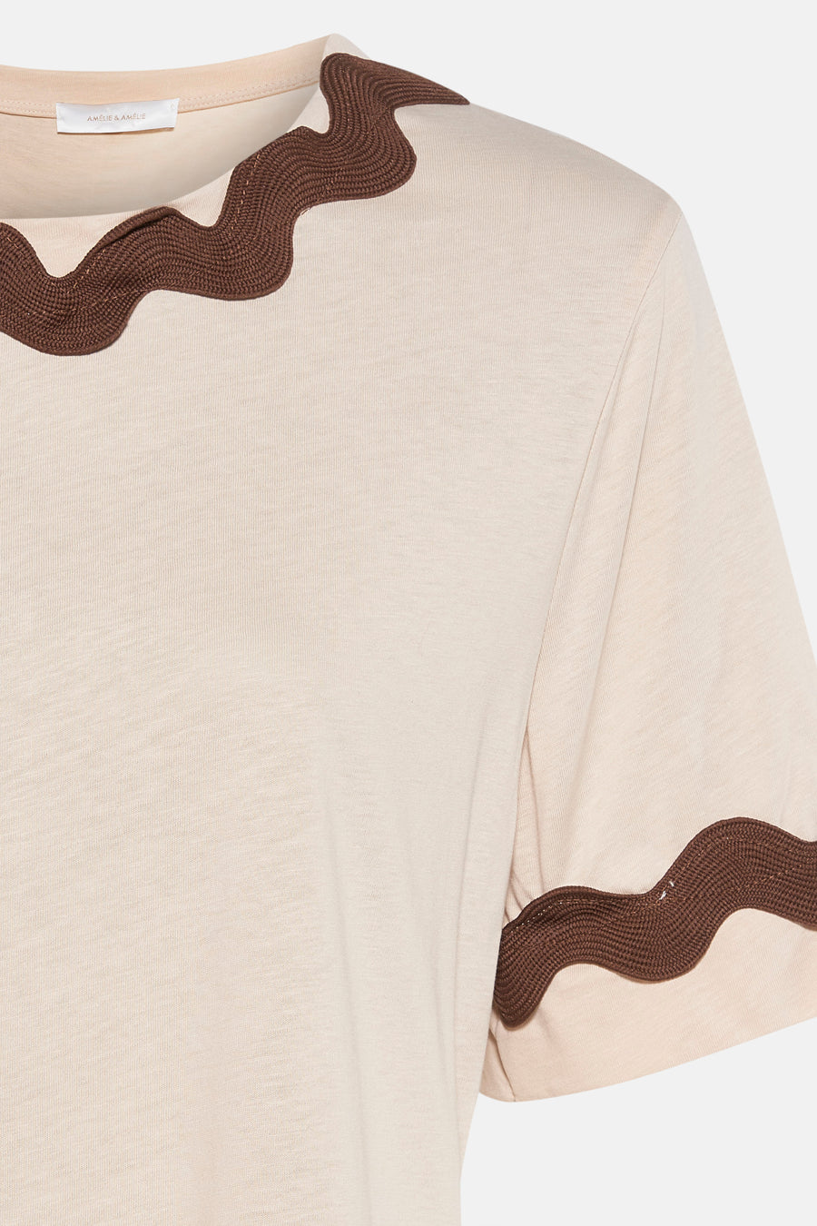 Beige T-shirt met korte mouwen van AMELIE ET AMELIE met bruine golvende bies bij de kraag en mouwen.
