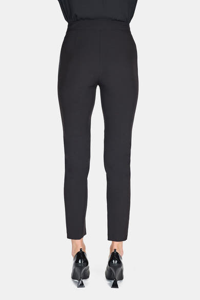 Pantalon coloré noir par ARTIGLI, vue arrière, porté avec des escarpins noirs vernis.
