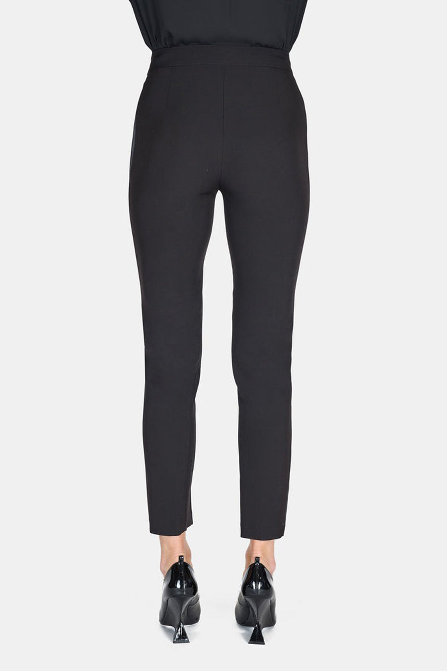 Pantalon coloré noir par ARTIGLI, vue arrière, porté avec des escarpins noirs vernis.