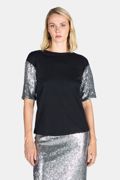 Zwart T-shirt met korte mouwen van ARTIGLI met zilveren paillettenmouwen en bijpassende rok.
