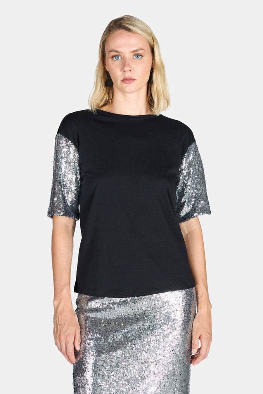 Zwart T-shirt met korte mouwen van ARTIGLI met zilveren paillettenmouwen en bijpassende rok.