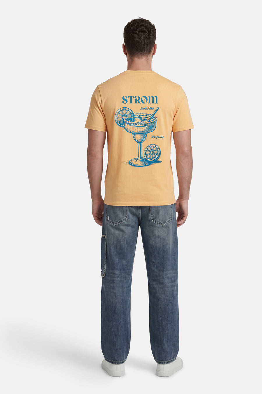 Gele T-shirt van STROM, rug zichtbaar, met een blauw motief van een Margarita-glas en de woorden "Cocktail Club" en "Margarita".