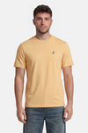Gele T-shirt met korte mouwen van STROM met een blauw 'S'-logo, gedragen door een man.