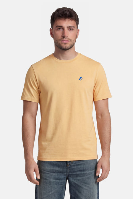 Gele T-shirt met korte mouwen van STROM met een blauw 'S'-logo, gedragen door een man.