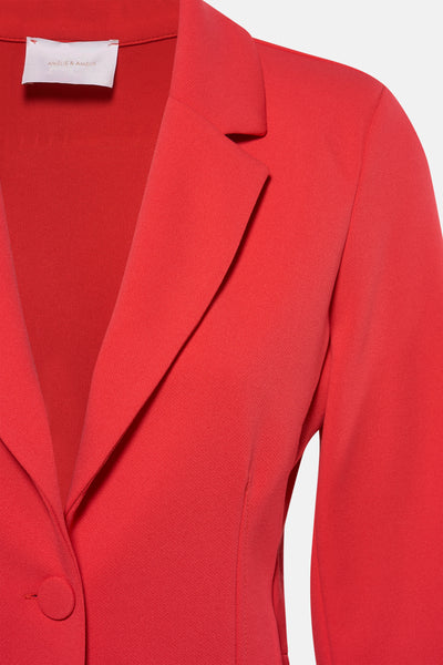 Blazer rouge par AMÉLIE ET AMÉLIE, avec revers crantés et bouton visible.
