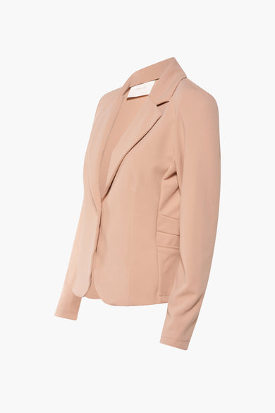 Blazer beige par AMELIE ET AMELIE, coupe ajustée, col tailleur, poches passepoilées et manches longues.