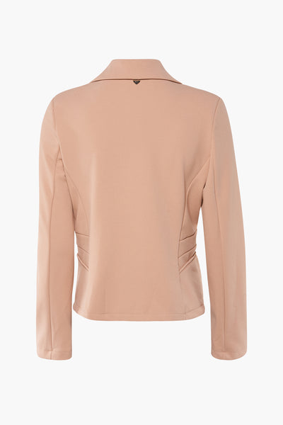 Blazer beige par AMÉLIE ET AMÉLIE, avec des détails plissés sur les côtés, vue de dos.
