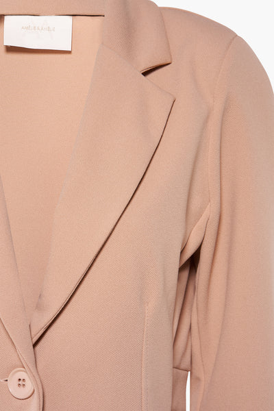 Beige blazer van AMELIE ET AMELIE, met korte revers en knoopgat.
