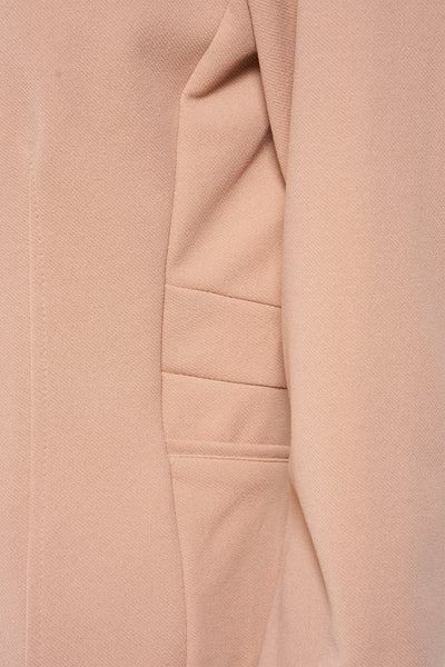 Beige blazer van AMELIE ET AMELIE, zachte textuur en elegante plooi op de voorzijde.