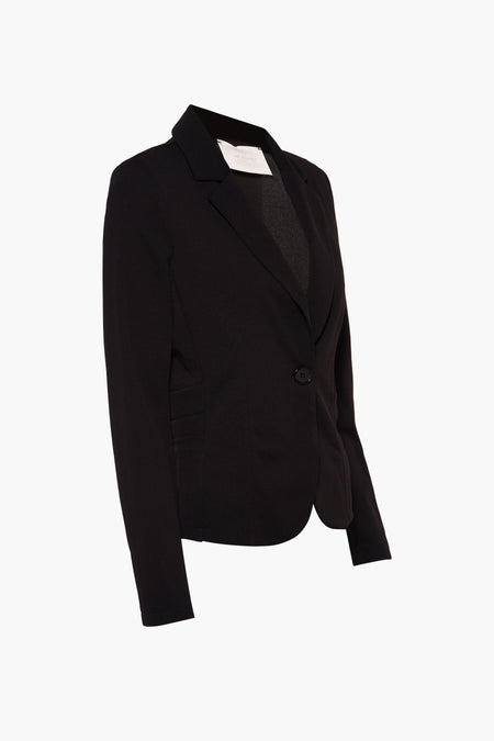 Blazer noir par AMELIE ET AMELIE, avec un bouton de fermeture et une coupe ajustée.