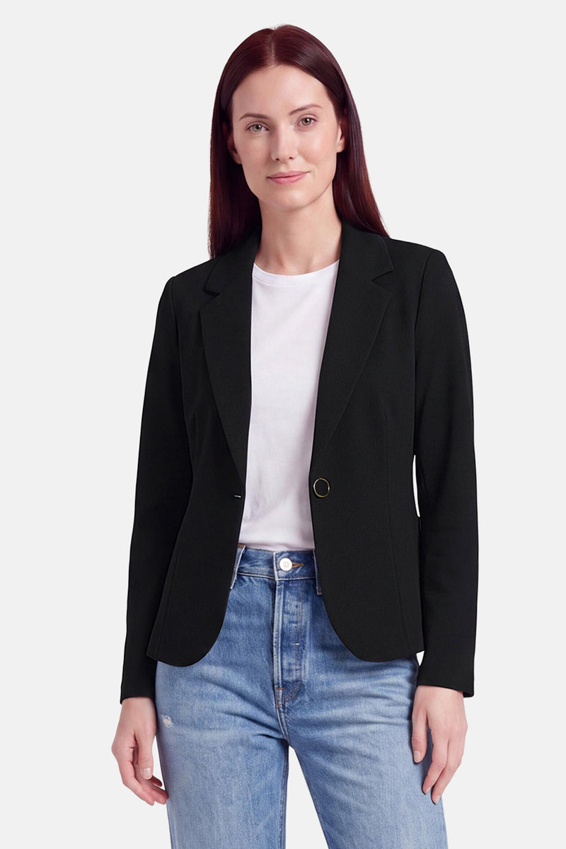 Blazer noir ajusté par AMELIE ET AMELIE, bouton doré, porté avec t-shirt blanc et jeans délavés, vue de face