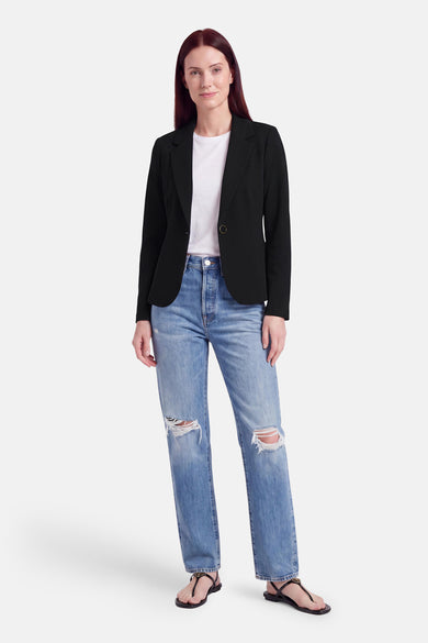 Blazer noir structuré par AMELIE ET AMELIE, vue de face, porté avec t-shirt blanc, jeans déchirés et sandales noires