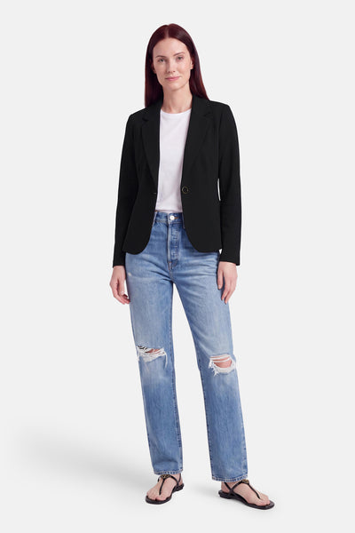 Blazer noir structuré par AMELIE ET AMELIE, vue de face, porté avec t-shirt blanc, jeans déchirés et sandales noires
