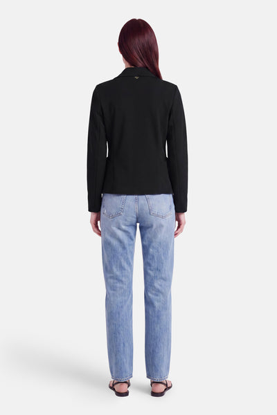 Blazer noir ajusté de dos par AMELIE ET AMELIE, avec détail métallique au col, porté avec jeans bleu clair et sandales noires
