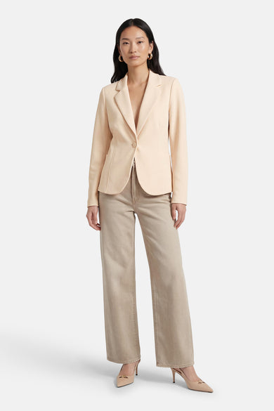 Beige blazer van AMELIE ET AMELIE, gedragen met een beige broek en naaldhakken.