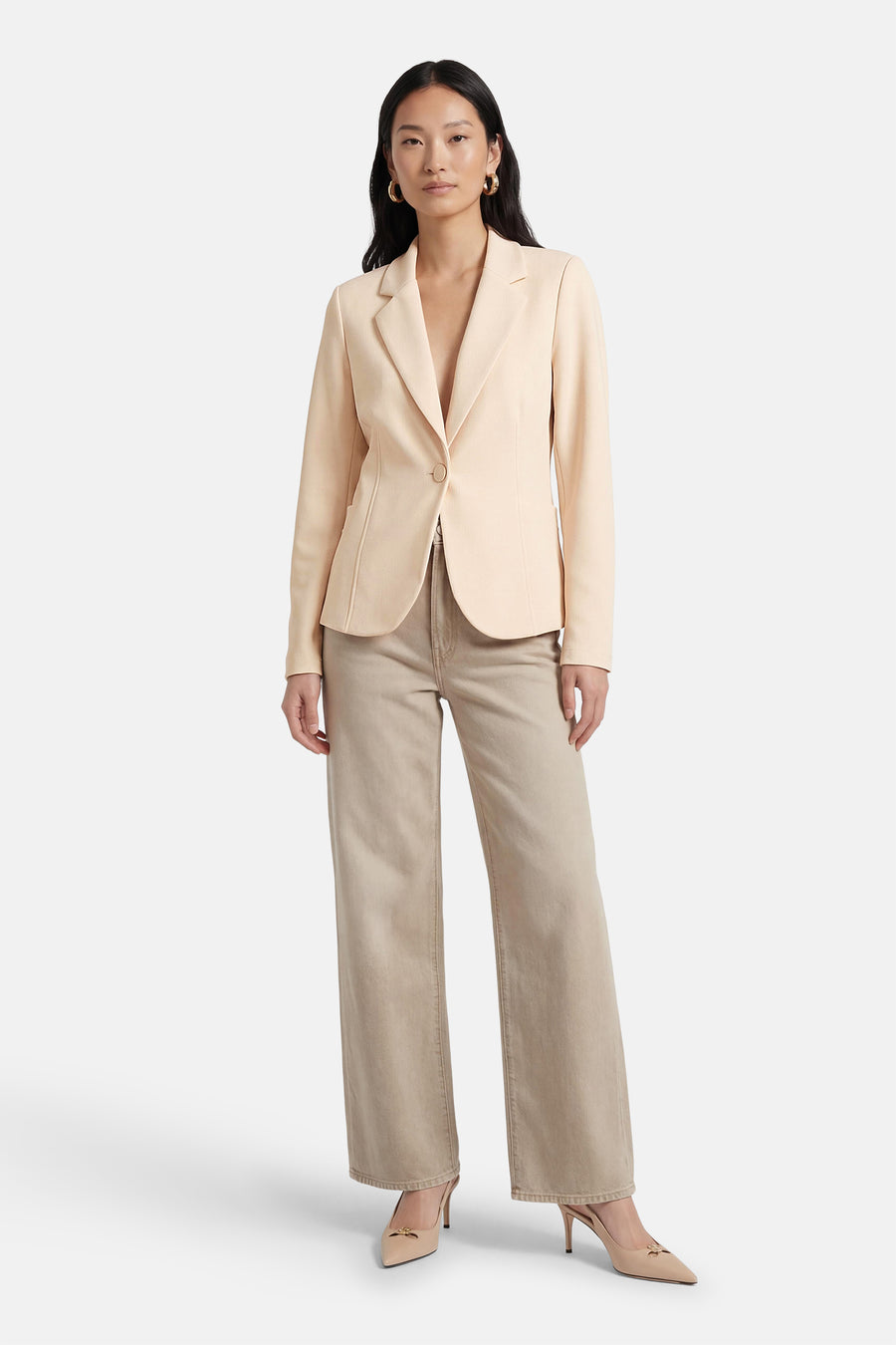 Blazer beige de AMELIE ET AMELIE, porté avec un pantalon beige et des escarpins à talons aiguilles.