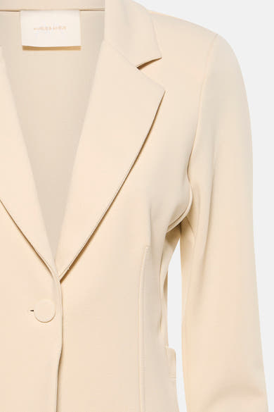 Blazer beige par AMELIE ET AMELIE, avec bouton et col tailleur classique.