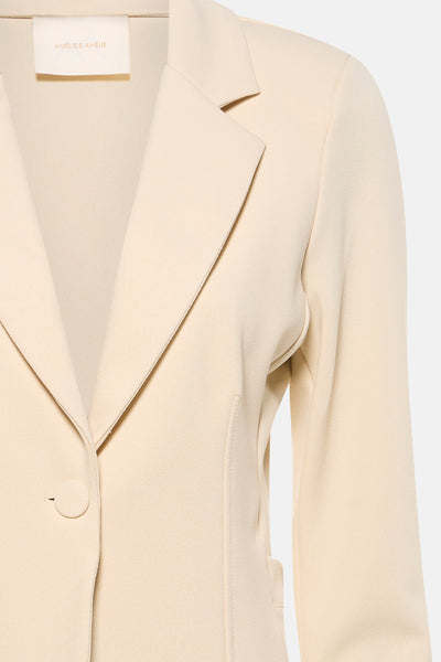 Blazer beige par AMELIE ET AMELIE, avec bouton et col tailleur classique.