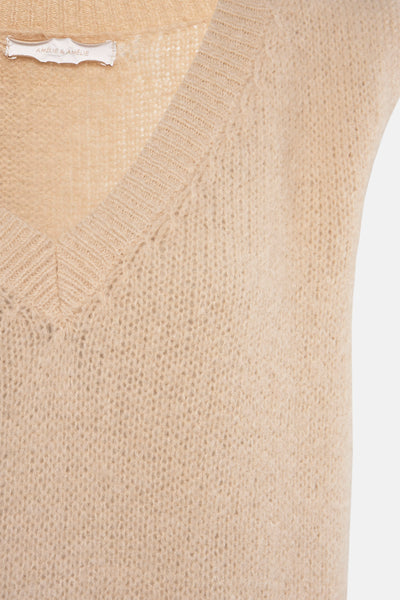 Débardeur beige en tricot vaporeux de Amélie et Amélie, avec encolure en V et texture duveteuse.

