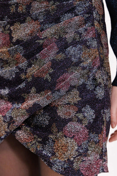 Jupe multicolore par NAF NAF avec motif floral scintillant et drapé croisé.