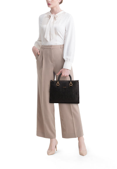 Sac à bandoulière noir de LIU JO, porté par un mannequin en chemisier blanc et pantalon beige.