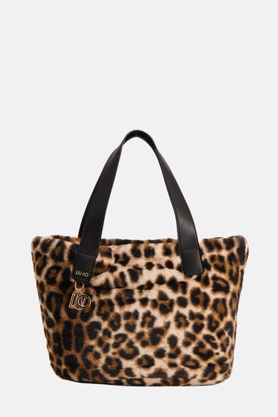 Sac à bandoulière en fourrure imprimée léopard de LIU JO avec anses noires en similicuir et breloque dorée.
