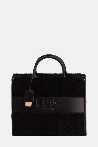Sac à bandoulière noir en tissu effet peau de mouton de LIU JO, avec logo en relief et breloque.
