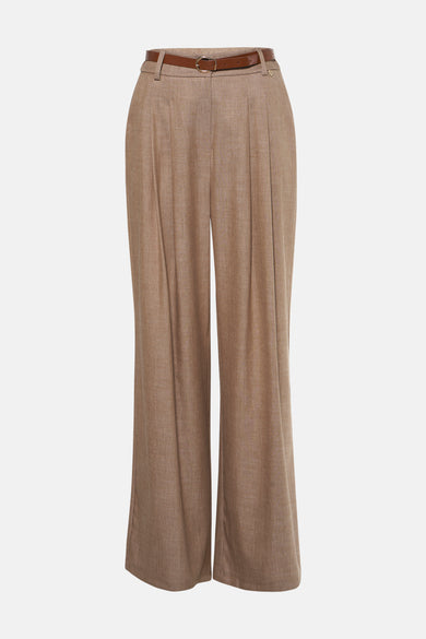 Pantalon de costume beige de AMELIE ET AMELIE avec ceinture marron à boucle dorée.
