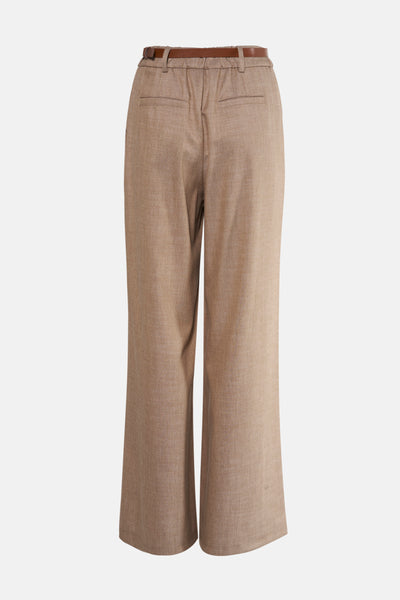 Beige kostuumbroek van AMELIE ET AMELIE, met een bruine riem, van achteren gezien.