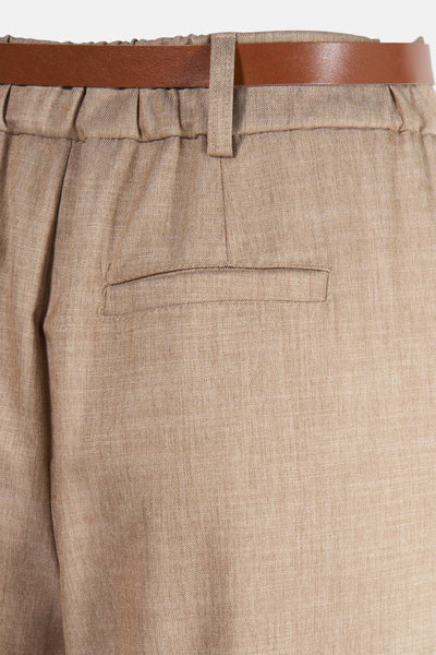 Beige kostuumbroek van AMELIE ET AMELIE, met bruine riem en paspelzak aan de achterkant.