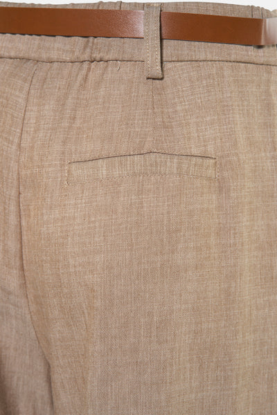 Beige kostuumbroek van AMELIE ET AMELIE met een paspelzak achter en een bruine riem.