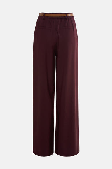 Pantalon de costume rouge par AMELIE ET AMELIE, avec ceinture marron et poches arrière.