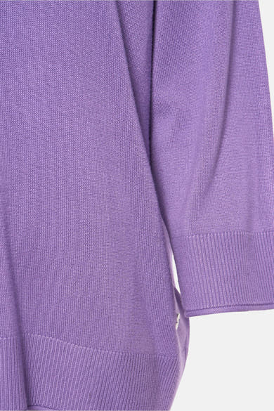 Pull à col rond violet de Zabaione, en maille fine, avec manches trois-quarts et bords côtes.