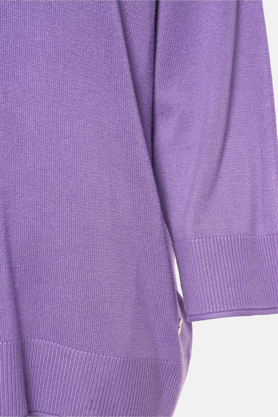 Pull à col rond violet de Zabaione, en maille fine, avec manches trois-quarts et bords côtes.