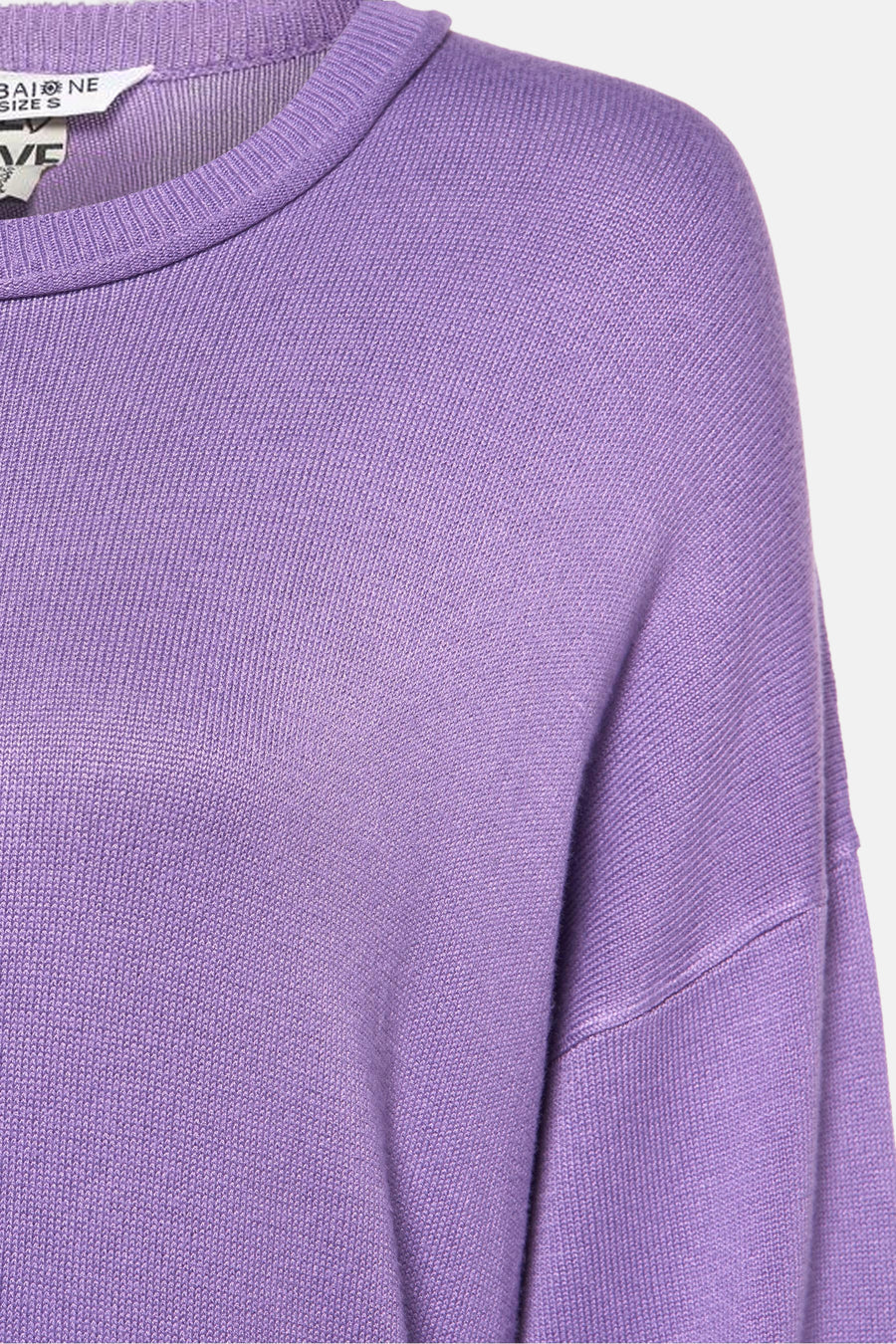 Paarse trui met ronde hals van ZABAIONE, in fijne textuur gebreid, met detail aan de kraag en schouder.