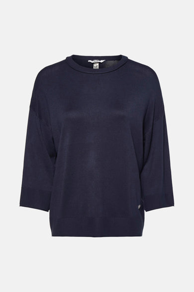 Ronde nekpull-over in blauw van Zabaione, drie kwartsmouwen en fijne tricots.