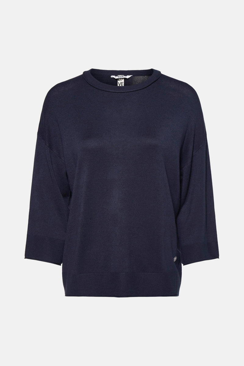 Ronde nekpull-over in blauw van Zabaione, drie kwartsmouwen en fijne tricots.