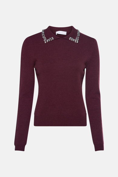 Pull bordeaux en maille fine d'AMELIE ET AMELIE, avec col orné de pierres fantaisie étincelantes.
