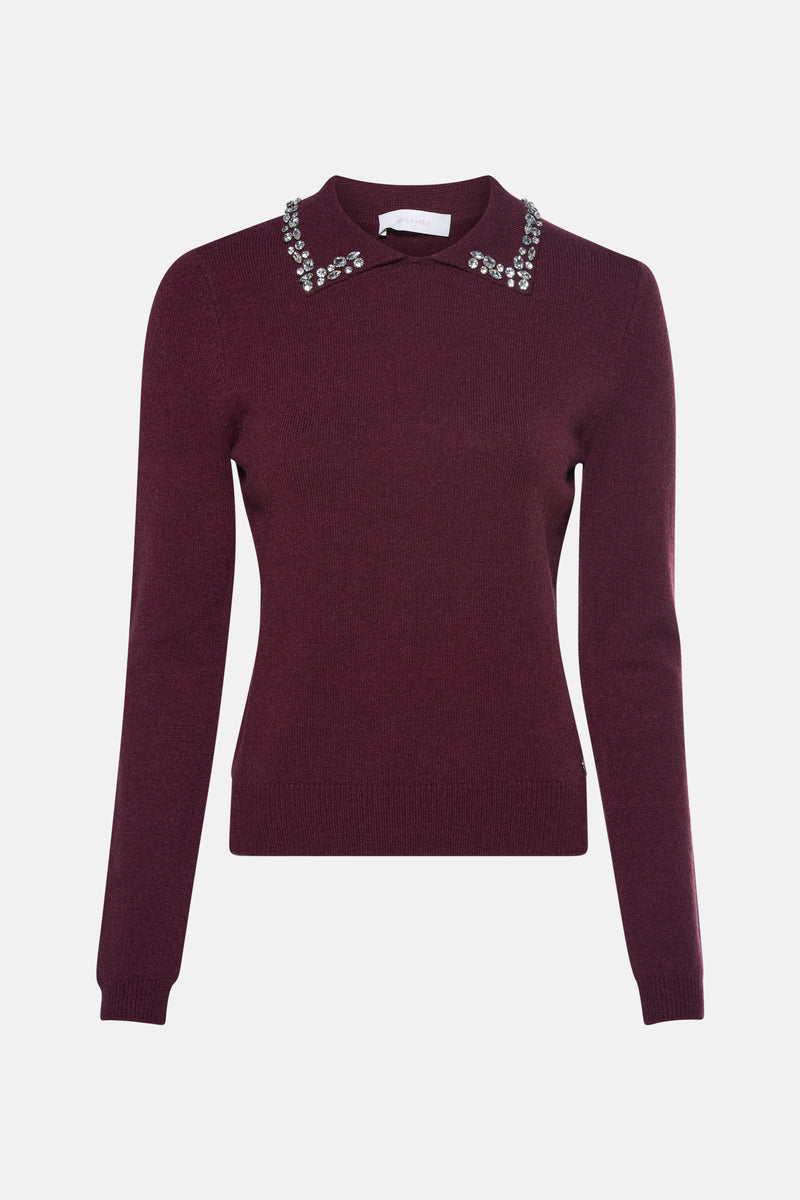 Pull bordeaux en maille fine d'AMELIE ET AMELIE, avec col orné de pierres fantaisie étincelantes.
