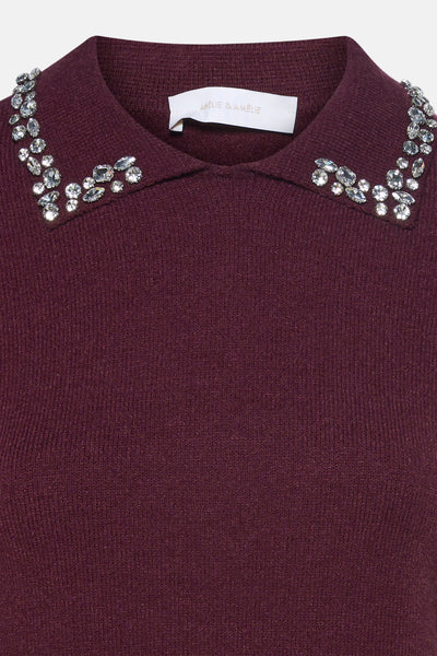 Pull bordeaux par AMELIE ET AMELIE, avec un col orné de pierres brillantes.

